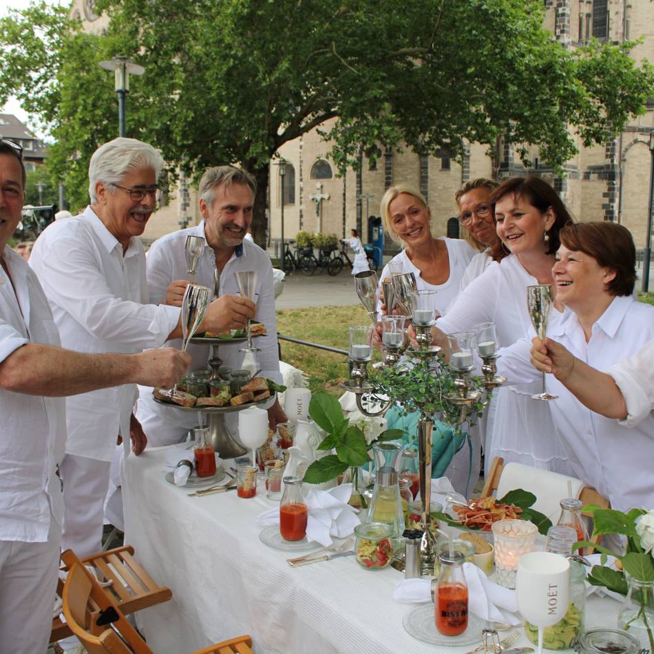 Zum zehnten Mal „Diner en Blanc“ in Neuss: „Geheimtreffen“ in Weiß auf dem Freithof