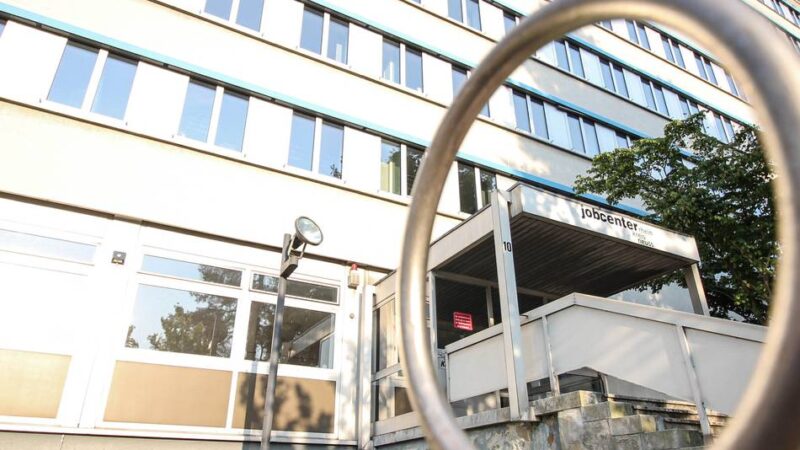 Ermittlungen in Grevenbroich: Mitarbeiter der Ausländerbehörde soll Aufenthaltstitel verkauft haben