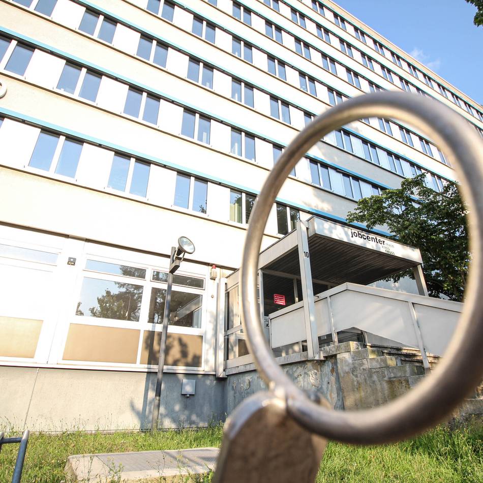Ermittlungen in Grevenbroich: Mitarbeiter der Ausländerbehörde soll Aufenthaltstitel verkauft haben