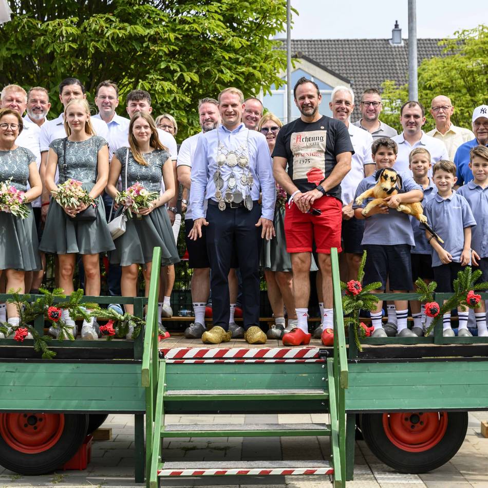 Schützenfest Otzenrath/Spenrath: Hunderte bunte Klompen zogen durch das Doppeldorf