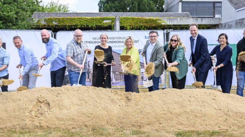 Spatenstich an der Katholischen Grundschule in Kaarst: „Ein Zeichen für pädagogische Weiterentwicklung“
