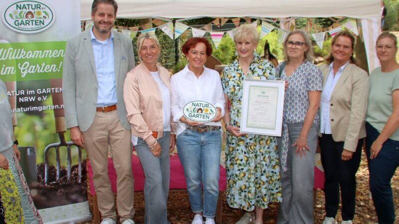 Grünes Angebot ausgeweitet: Meerbuscher Kita erhält Auszeichnung für ihren Garten