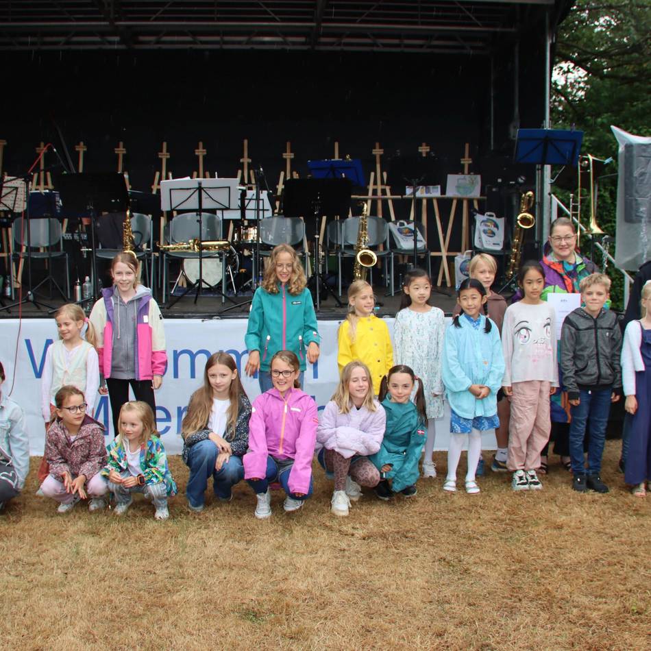 Rathausgartenfest in Meerbusch: Stadt prämiert junge Künstler für den neuen Umweltkalender