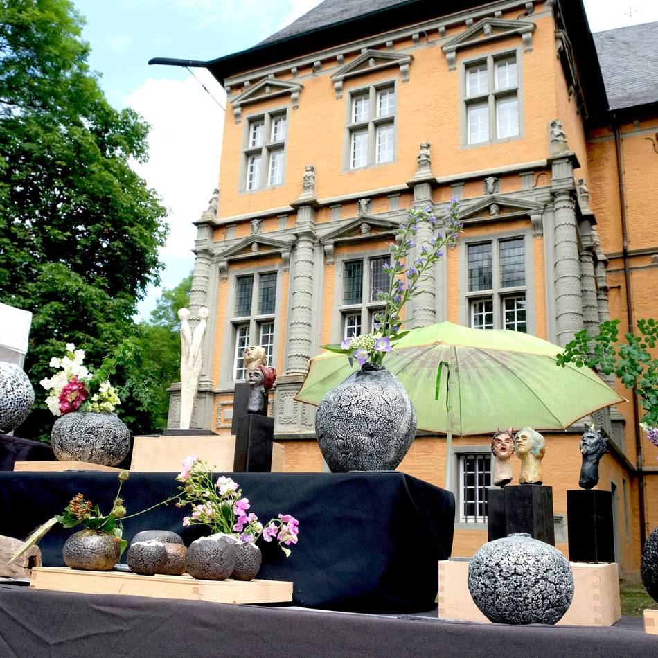 Tradition in Mönchengladbach: Töpfer- und Keramikmarkt auf Schloss Rheydt