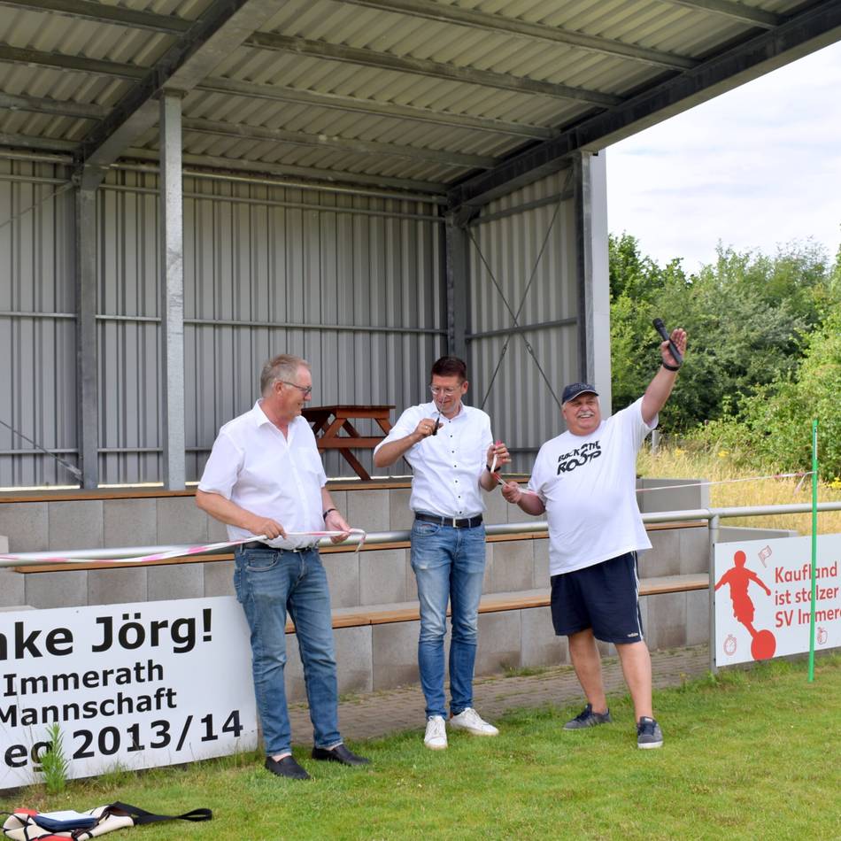 Mit Elfmetercup: SV Immerath freut sich über neue Tribüne