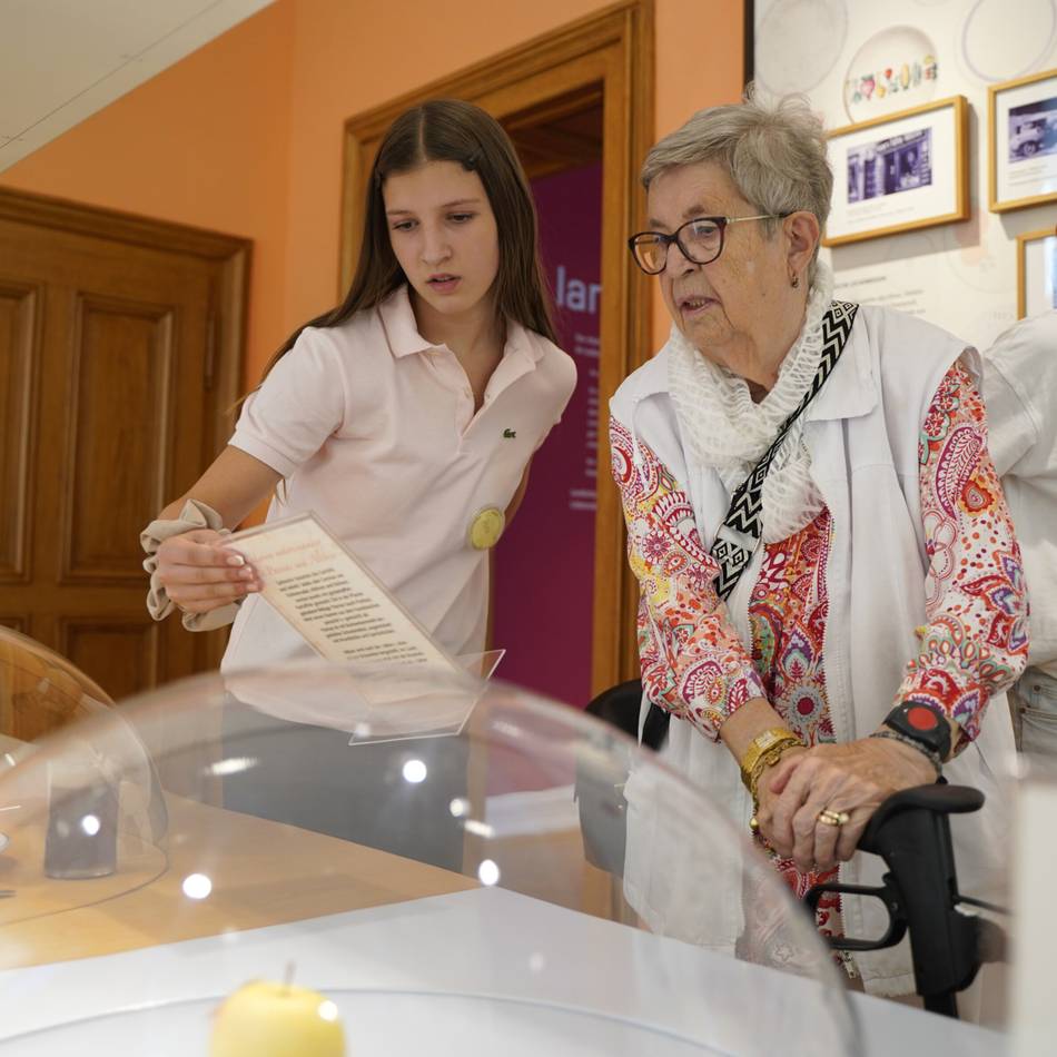 Generationenübergreifendes Projekt in Grevenbroich: Jugendliche und Senioren besuchen Ausstellung zu Weltkriegsende