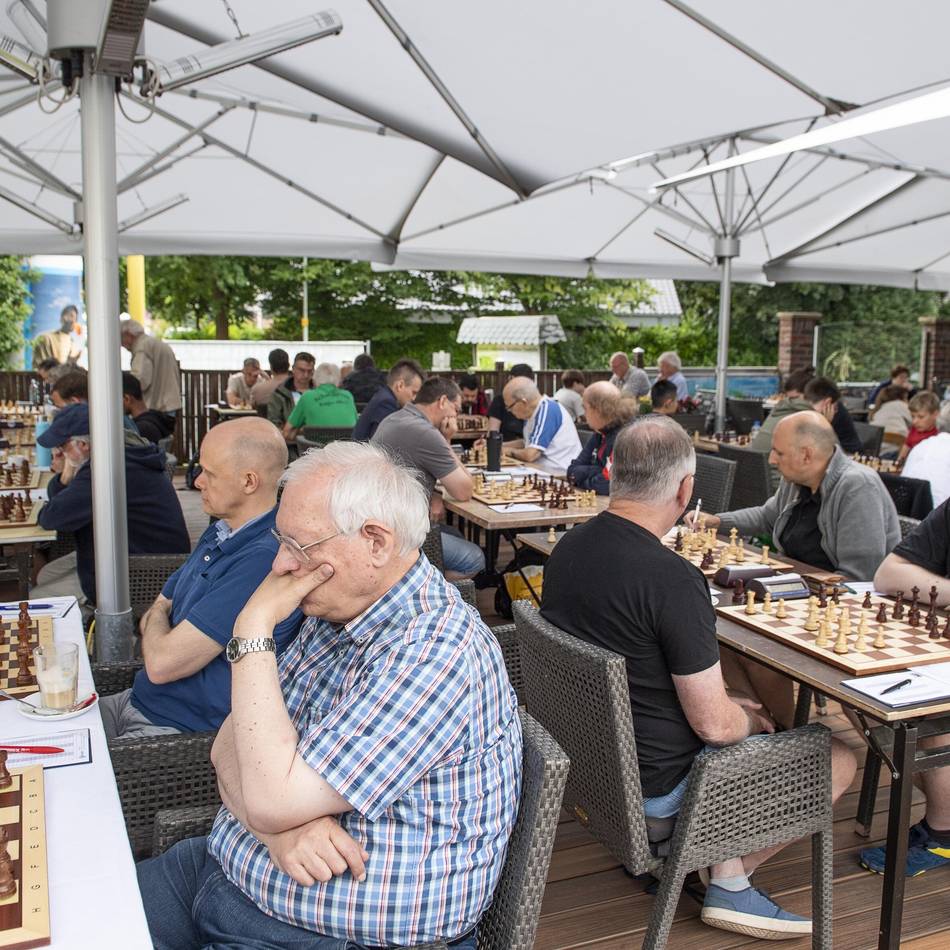 Schach unter freiem Himmel: Wenn plötzlich viele Bauern auf der Terrasse marschieren