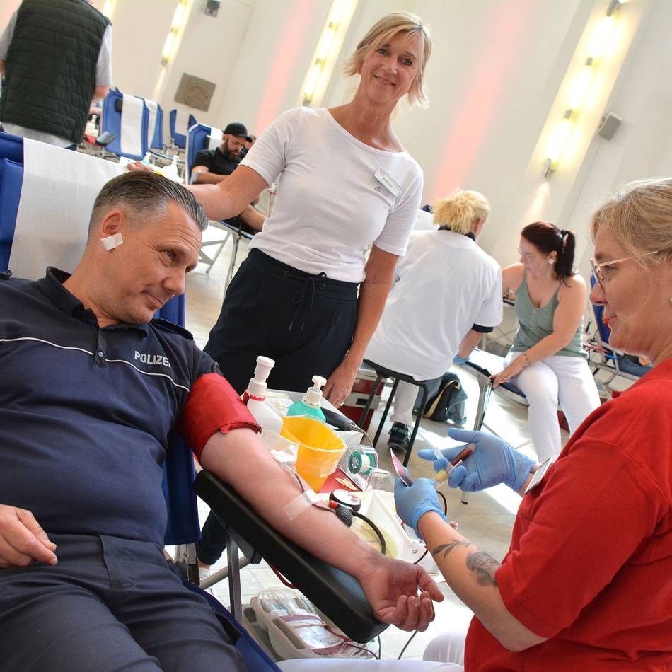 Blutspendemarathon in Neuss: Ein Pieks, der Leben retten kann