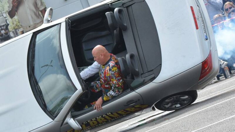 Stunt-Show in Neuss: Monstertrucks sorgen für Action-Spektakel auf dem Parkplatz