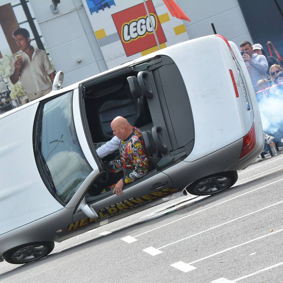 Stunt-Show in Neuss: Monstertrucks sorgen für Action-Spektakel auf dem Parkplatz