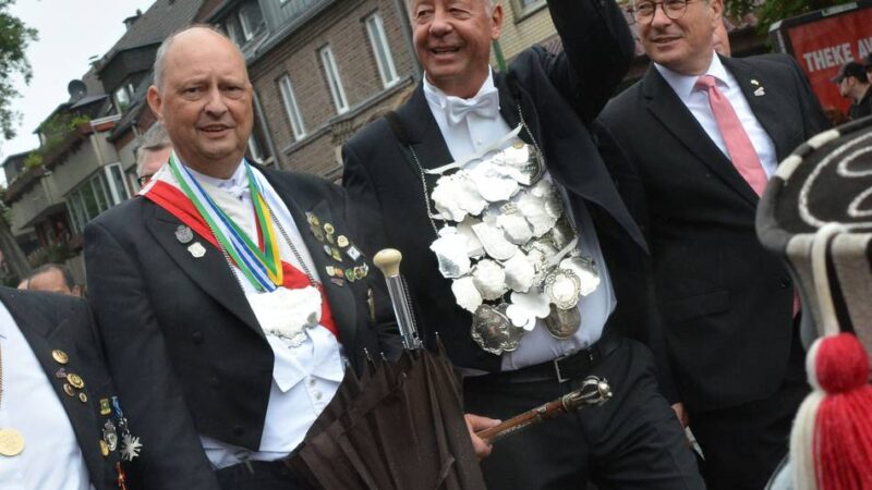 Schützenfest 2025 in Holzheim: Artilleriekorps Holzheim bietet Mitfahrgelegenheit im Festzug