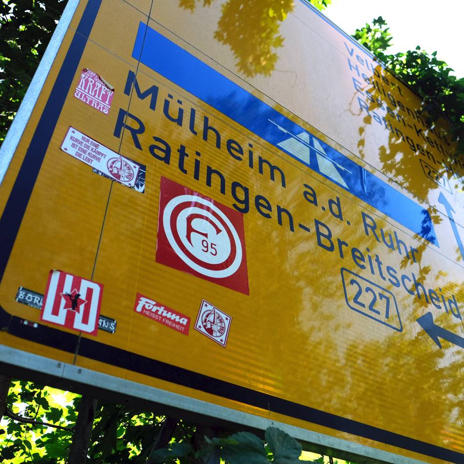 Stadt Ratingen soll helfen : Ärger durch verklebte Verkehrsschilder