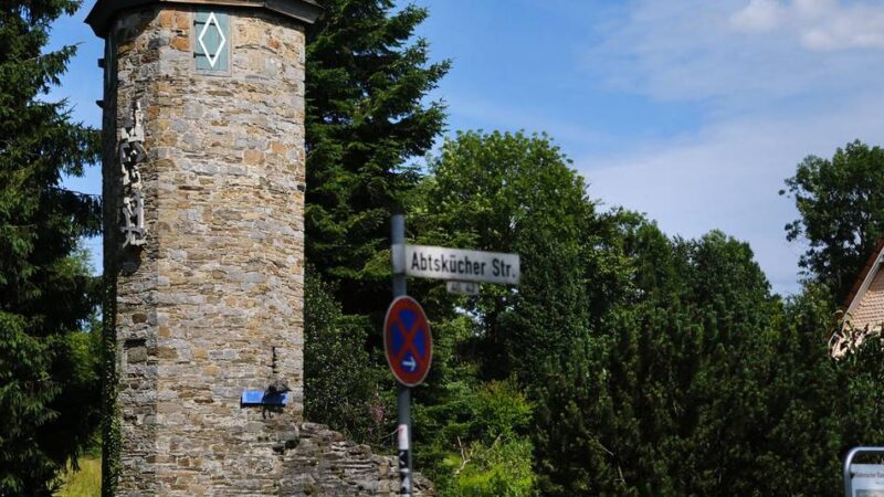 LVR-Archäologietour durch Niederberg: Rätselraten um Turm und Schloss