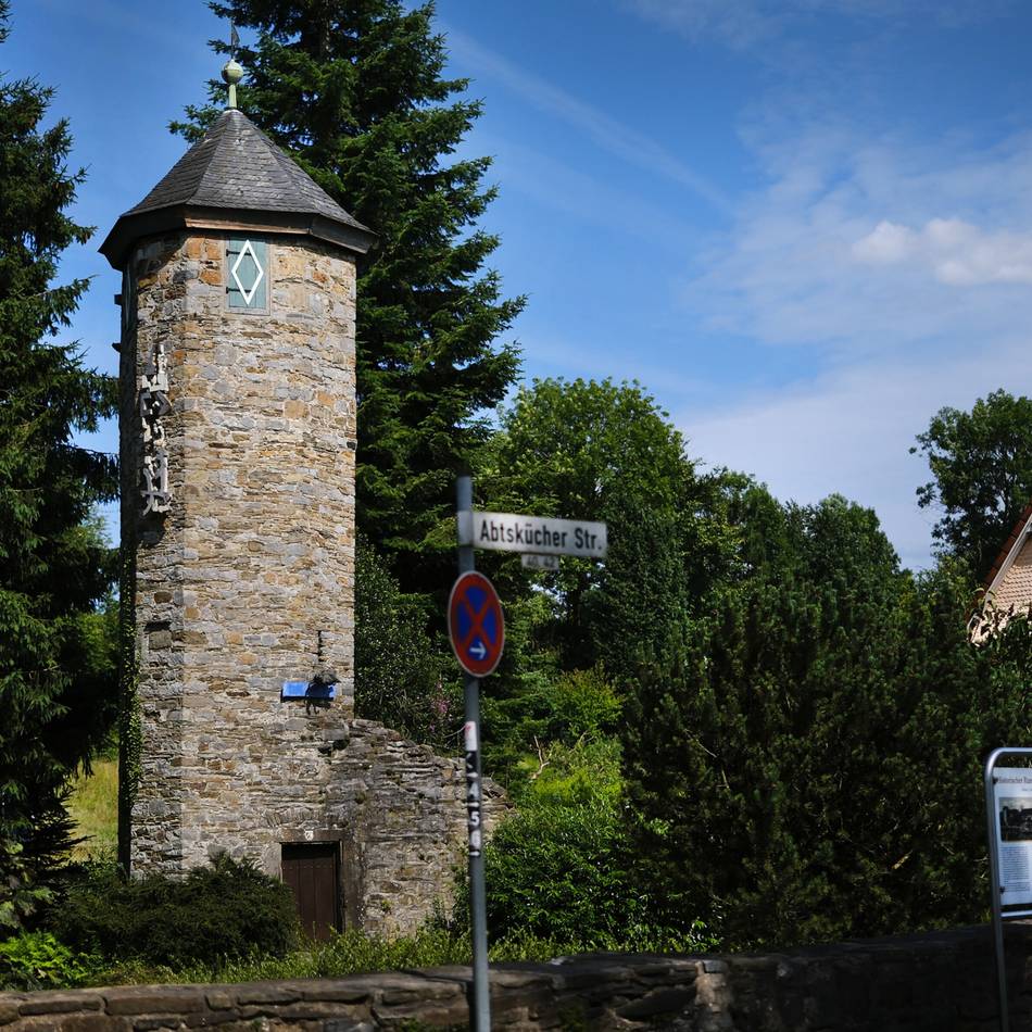 LVR-Archäologietour durch Niederberg: Rätselraten um Turm und Schloss