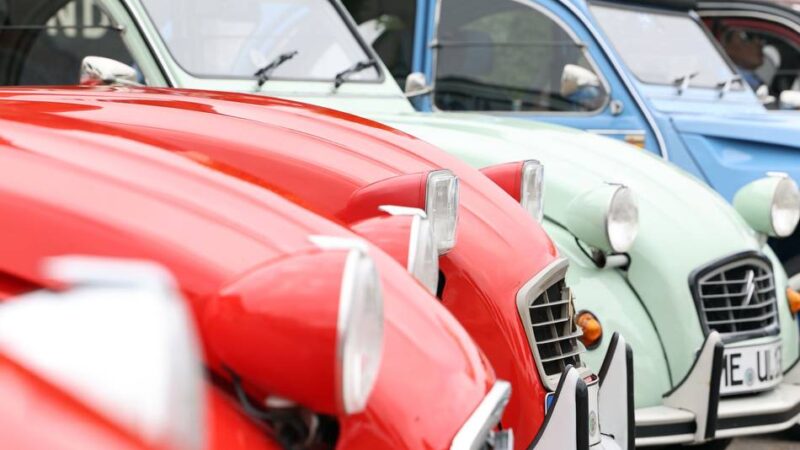 Oldtimer-Parade mit Kultstatus: Liebeserklärung an ein Fahrzeug – Enten-Rallye begeistert das Rheinland