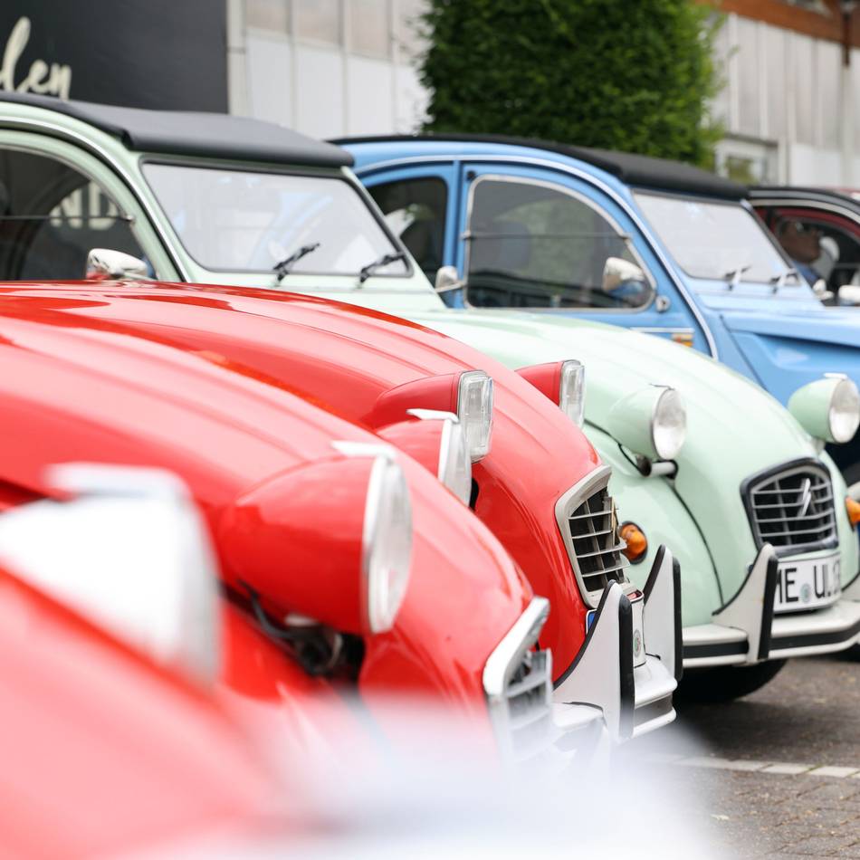 Oldtimer-Parade mit Kultstatus: Liebeserklärung an ein Fahrzeug – Enten-Rallye begeistert das Rheinland