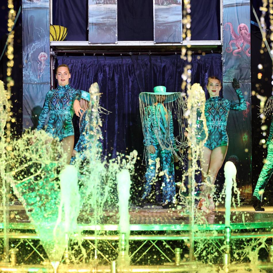 Artisten aus der Ukraine: Mit 120-Tonnen-Pool – Wasser-Zirkus „Waterland“ kommt nach Düsseldorf