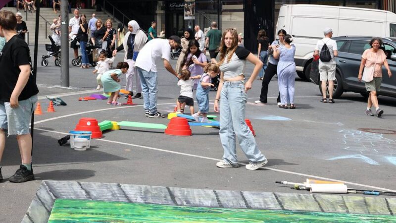 Vitusstadt treibt es bunt: Mönchengladbach feiert Vielfalt unter glühender Sonne