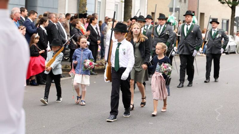 Schützen feiern Heimatfest in Mönchengladbach: Das „Flunkern“ muss der Oberst aus Holt noch lernen