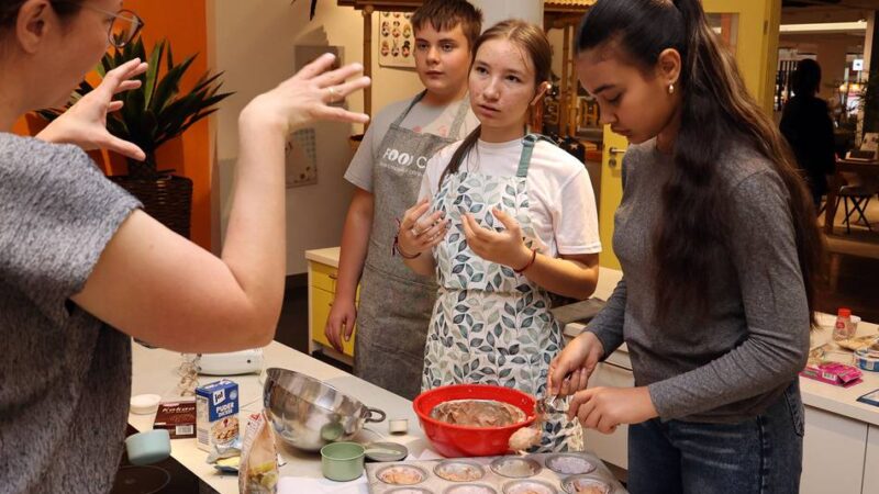 Huma-Gymnasium in Mönchengladbach: Schüler backen Cupcakes und Cookies im Möbelhaus