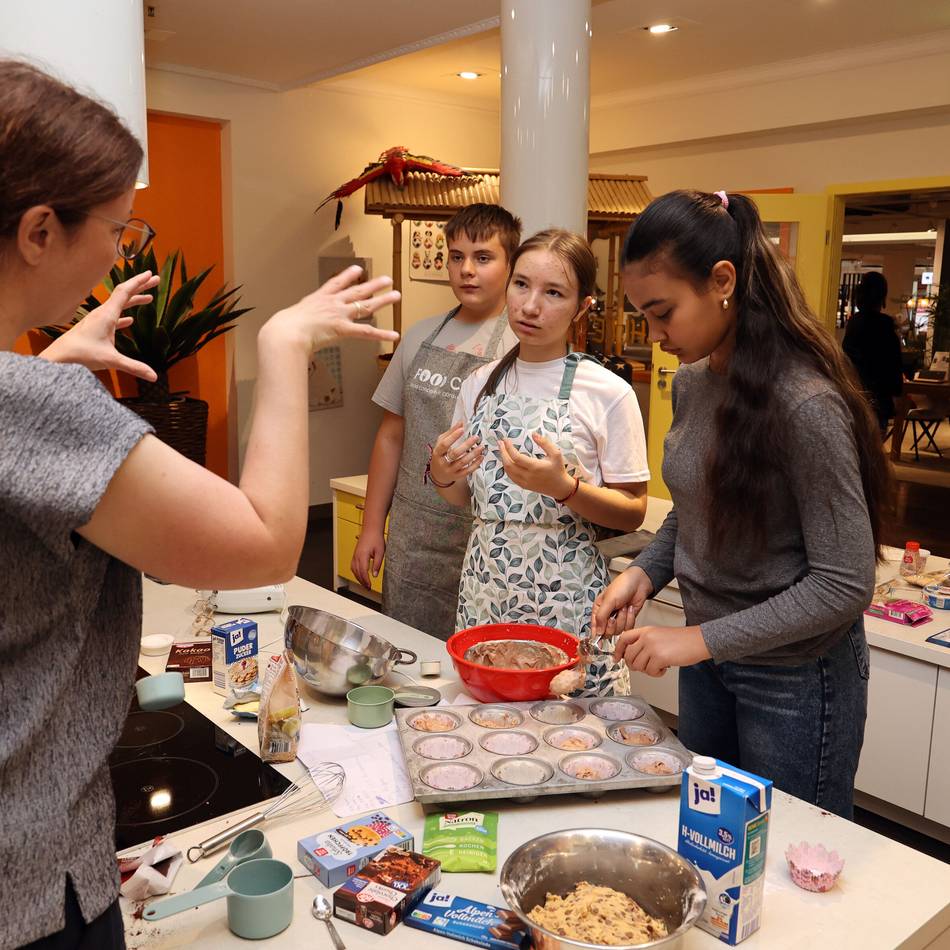 Huma-Gymnasium in Mönchengladbach: Schüler backen Cupcakes und Cookies im Möbelhaus
