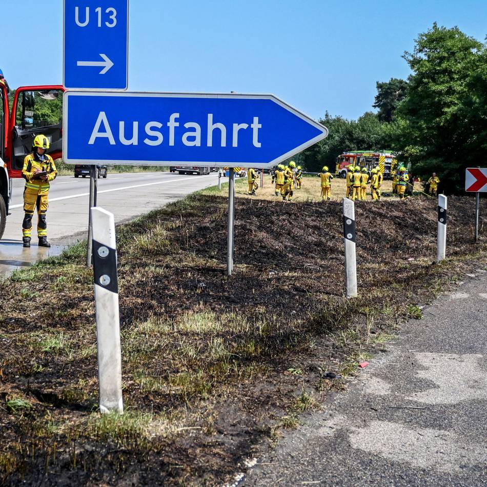 Feuergefahr durch Hitzewelle: Böschungsbrand auf der A 40 bei Straelen