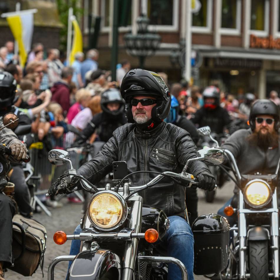 Motorradwallfahrt in Kevelaer: Wo Zündkerzen und Kerzen leuchten