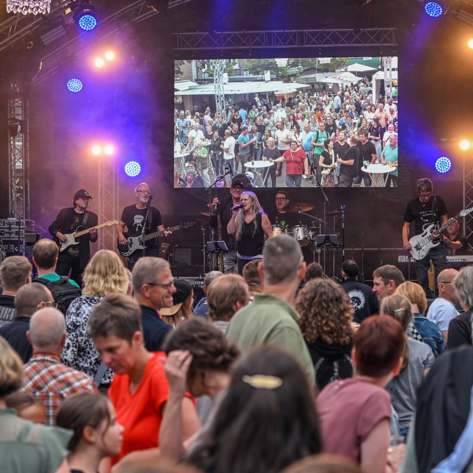 Musik, Trödel und ausgelassene Stimmung: „Stroelse Soomer“ macht die Stadt zum Festplatz