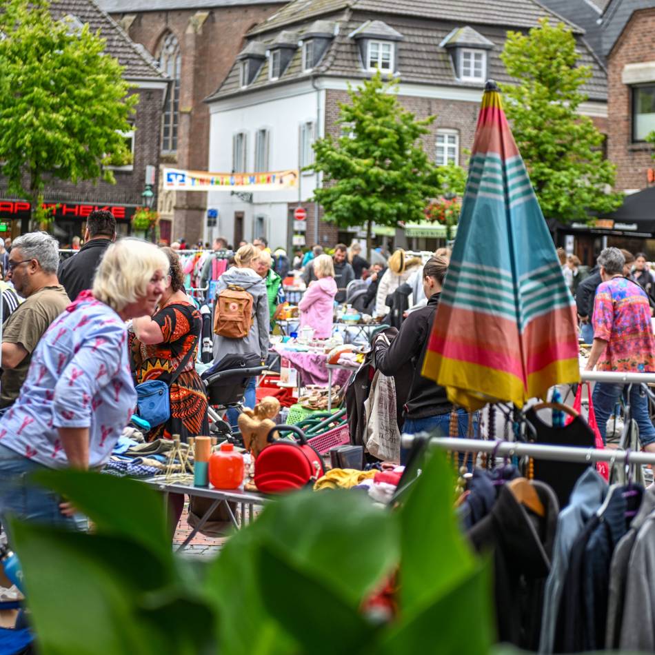 Veranstaltung in Straelen: Volle Straßen in Straelen beim ersten Schnäppchenmarkt 2025