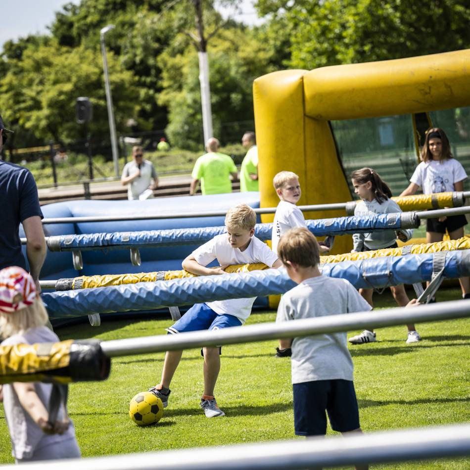 Sportstadt Düsseldorf: 50 Jahre SFD mit Flic Flac, Menschenkicker und vielen Besuchern
