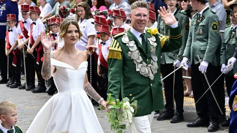 Brauchtum in Dormagen: Schützenfest in Zons: Eine Königin in Tanzlaune