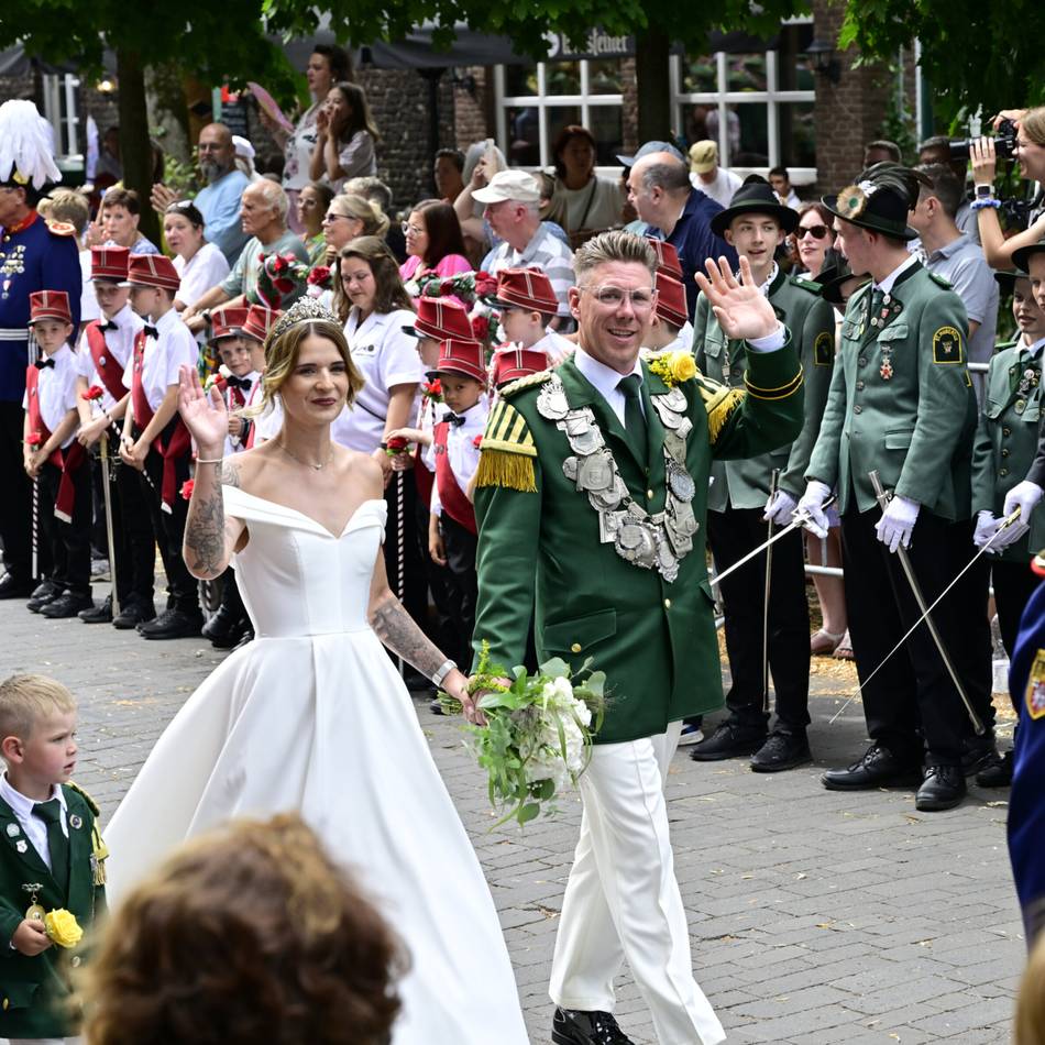 Brauchtum in Dormagen: Schützenfest in Zons: Eine Königin in Tanzlaune