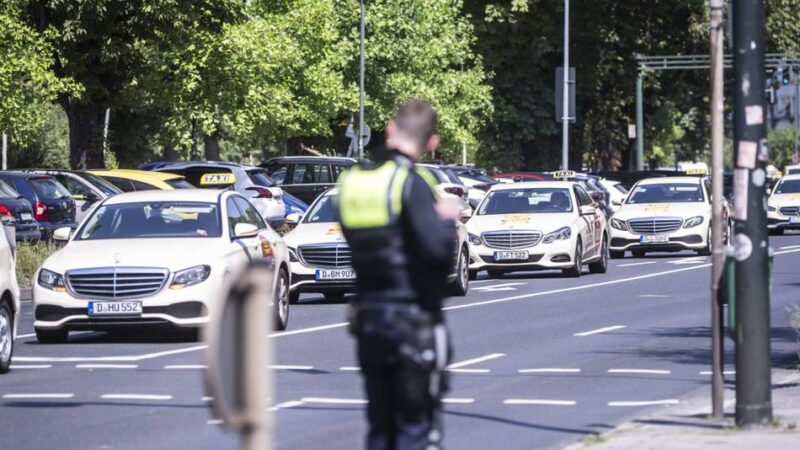 „Wir haben Existenzangst“: Düsseldorfs Taxifahrer demonstrieren mit Autokorso gegen Uber und Co.