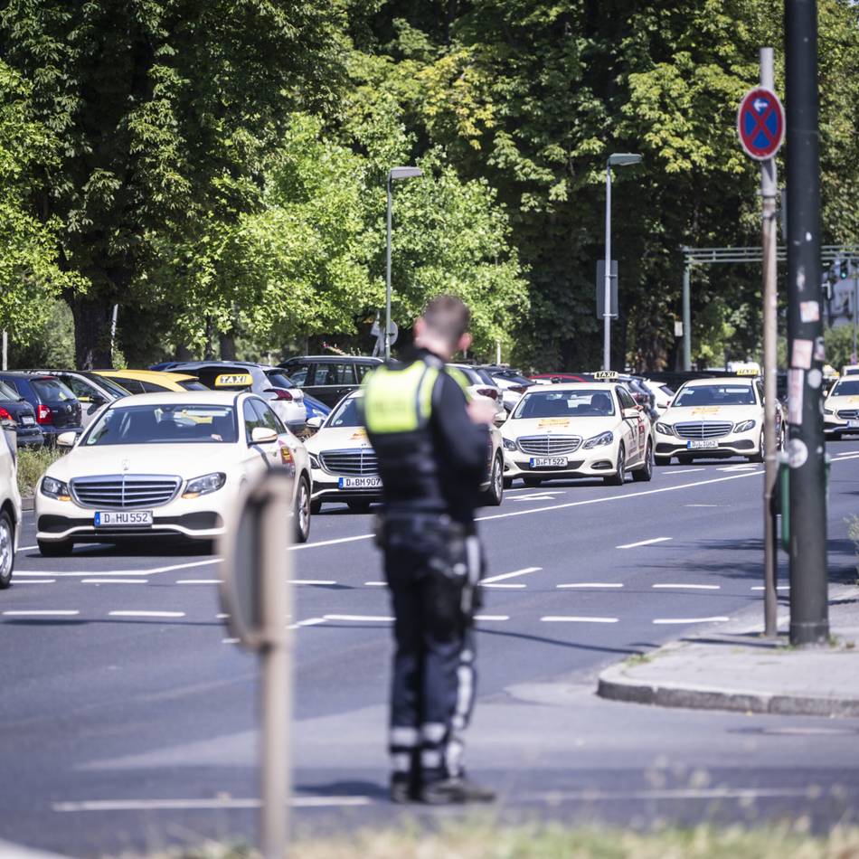 „Wir haben Existenzangst“: Düsseldorfs Taxifahrer demonstrieren mit Autokorso gegen Uber und Co.