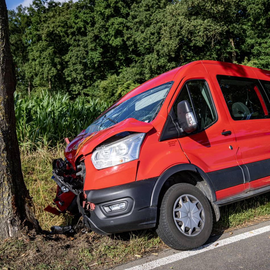 Unfall in Alpen: Kleinbus fährt gegen Baum – Fahrerin verletzt