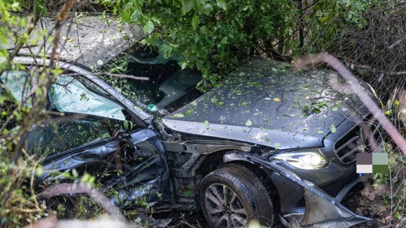 Verkehrsunfall in Rheinberg: Mercedes kommt bei Regen von der A57 ab