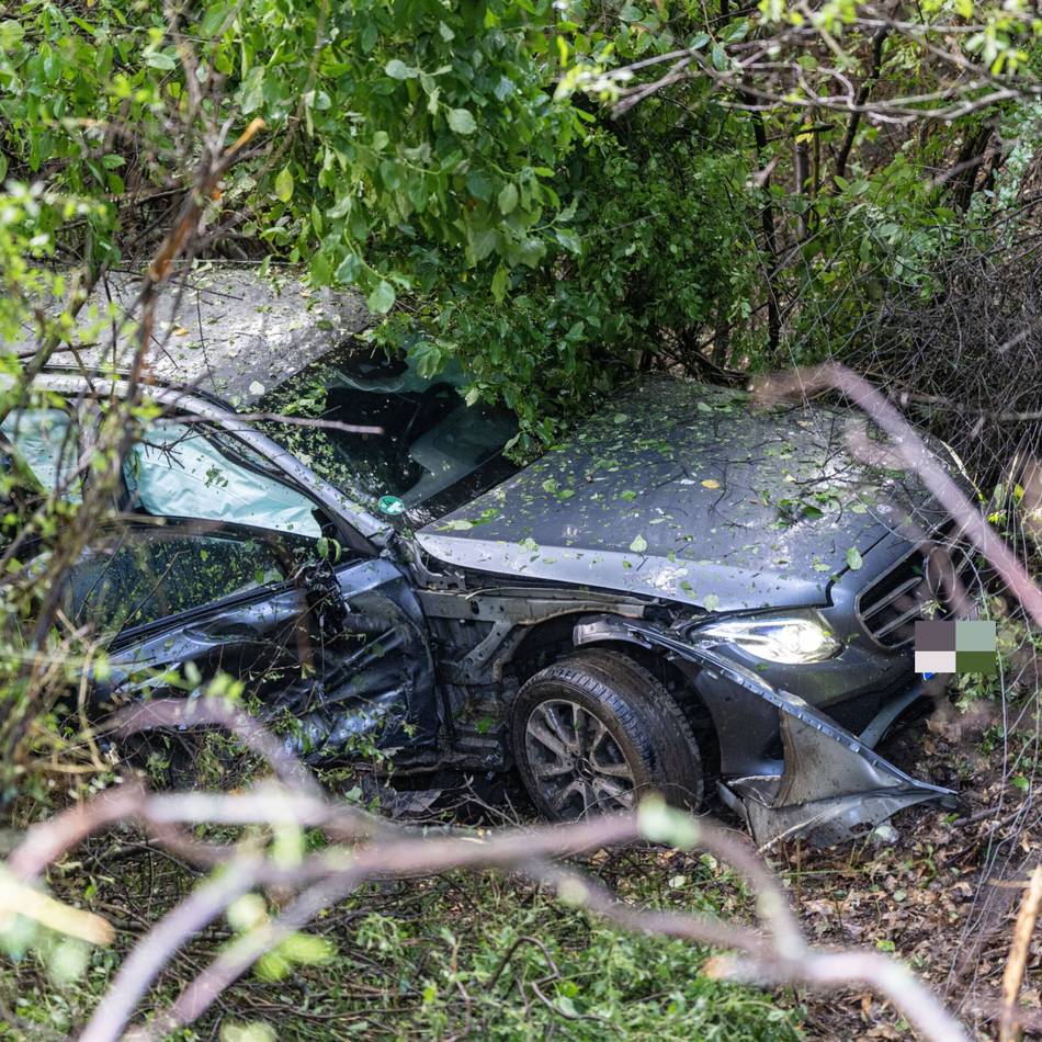 Verkehrsunfall in Rheinberg: Mercedes kommt bei Regen von der A57 ab