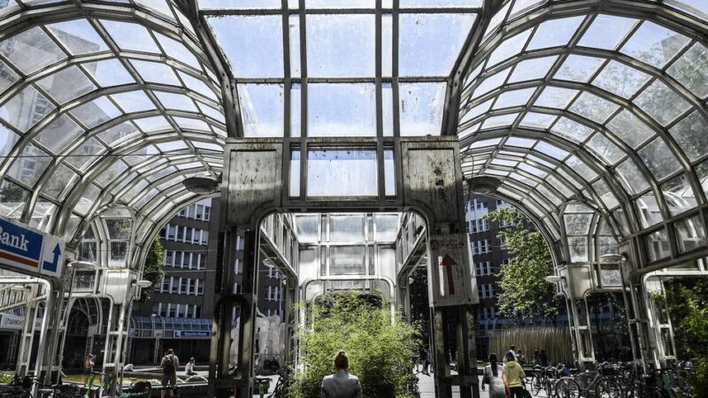 Tat in der Düsseldorfer Altstadt: Drei Männer nach Taschendiebstahl festgenommen