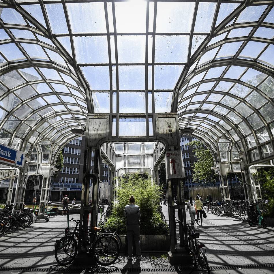 Tat in der Düsseldorfer Altstadt: Drei Männer nach Taschendiebstahl festgenommen