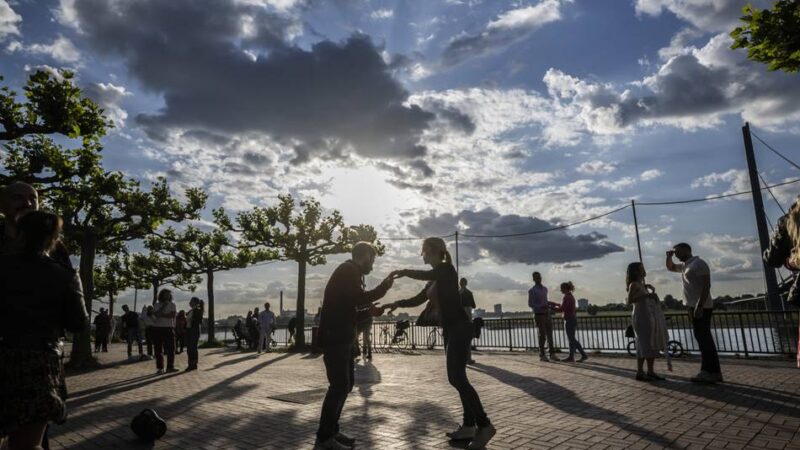 Veranstaltung war untersagt worden: Aufregung um Salsa-Tänzer am Rheinufer – Plötzlich Lösung mit der Stadt gefunden