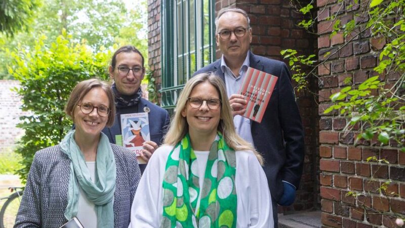 Literarischer Sommer in Krefeld: Eine Frau spricht mit ihrem Drucker