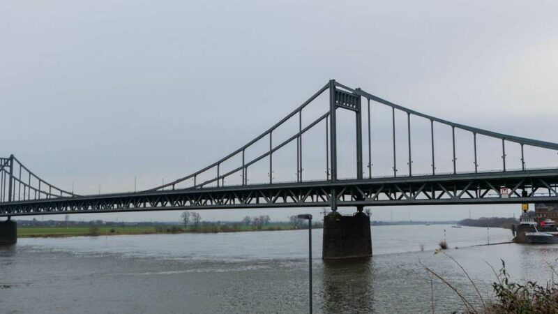 In Ungelsheim: Autos kollidieren Rheinbrücke in Duisburg – eine Schwerverletzte