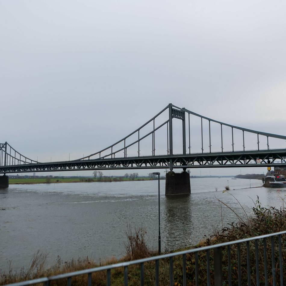 In Ungelsheim: Autos kollidieren Rheinbrücke in Duisburg – eine Schwerverletzte