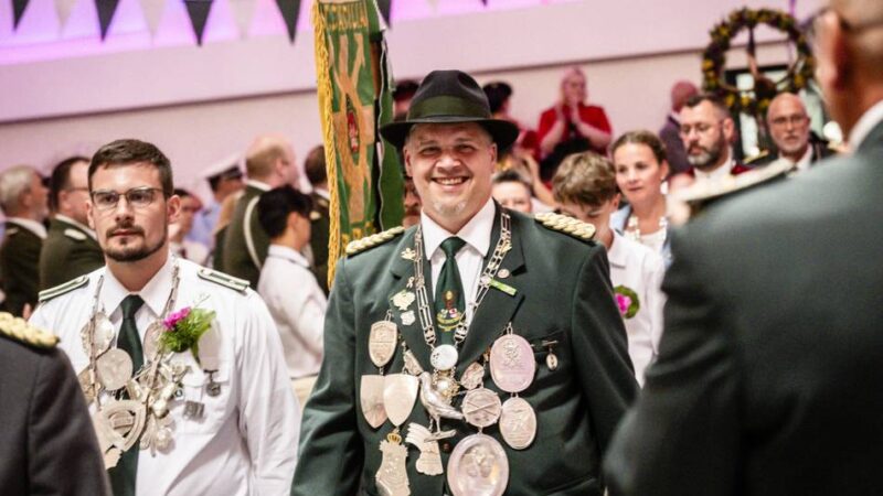 Schützenwesen in Düsseldorf: Benrather Schützen feiern unterm Regenbogen