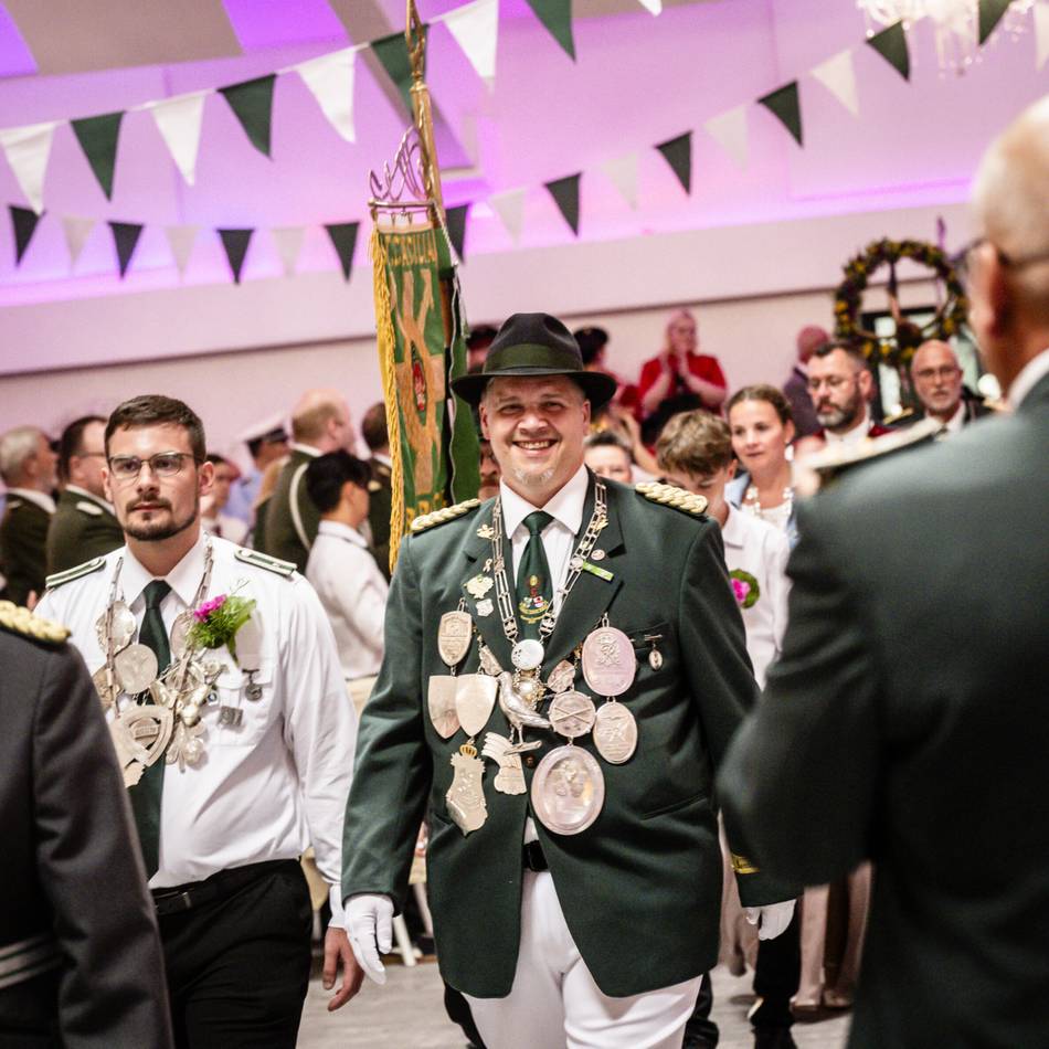 Schützenwesen in Düsseldorf: Benrather Schützen feiern unterm Regenbogen