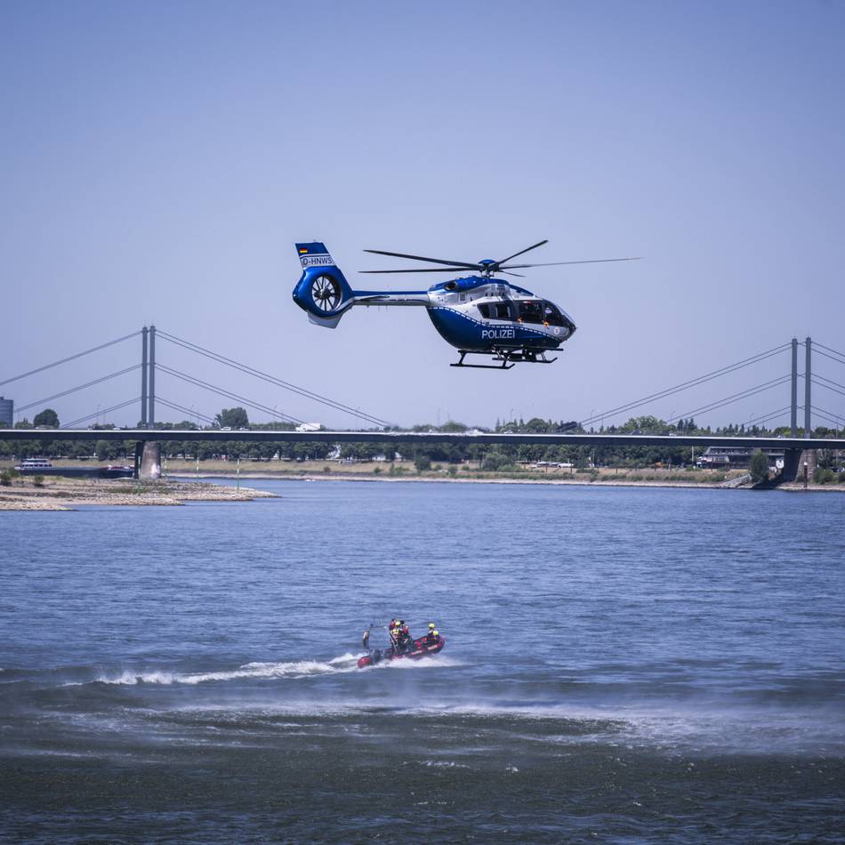 Hubschrauber und Boote im Einsatz: Schon wieder eine Person im Rhein in Düsseldorf gemeldet