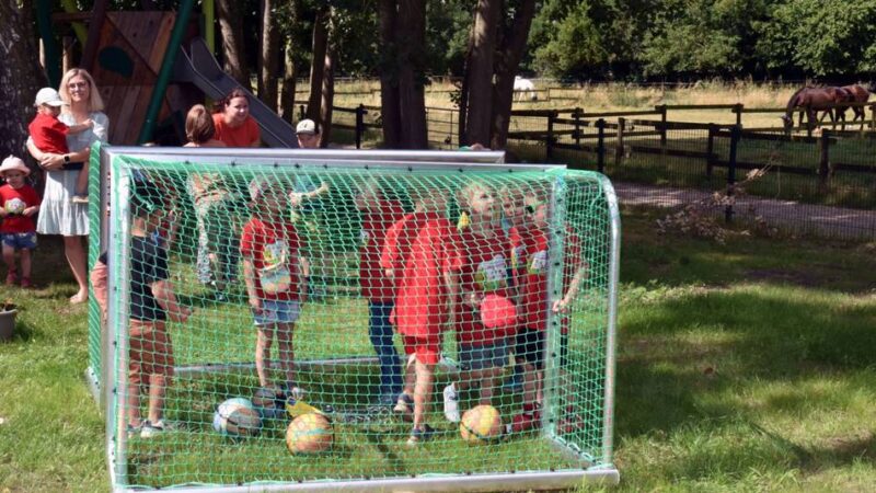 Investitionen in Kita: Kinder jubeln über Fußballtore