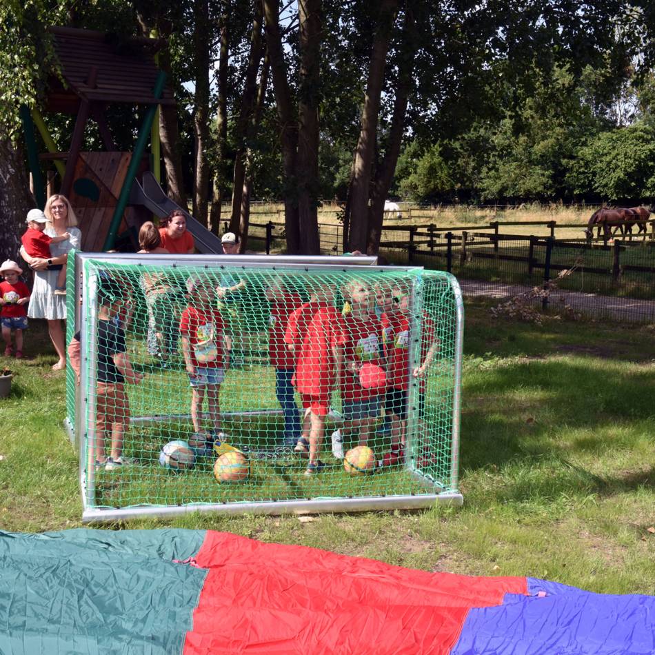 Investitionen in Kita: Kinder jubeln über Fußballtore