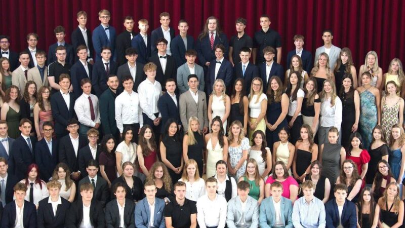Zeugnisübergabe in Moers: Abitur am Adolfinum – das ist der Jahrgang 2025