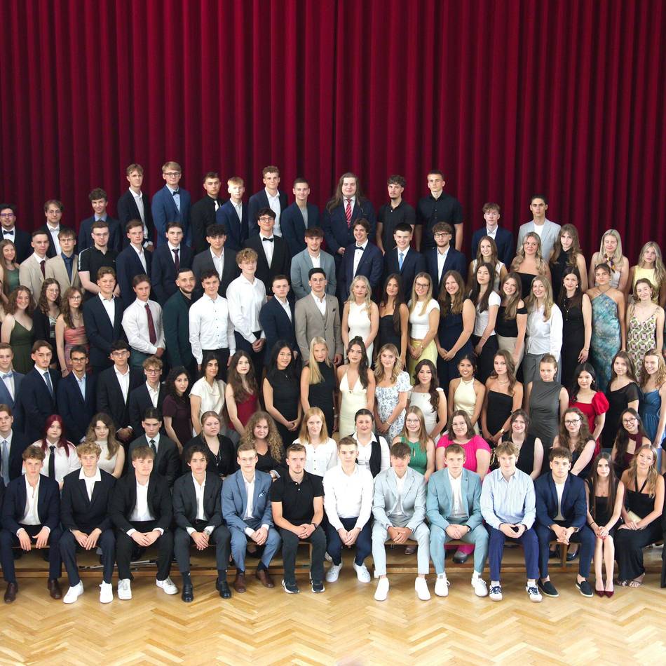 Zeugnisübergabe in Moers: Abitur am Adolfinum – das ist der Jahrgang 2025